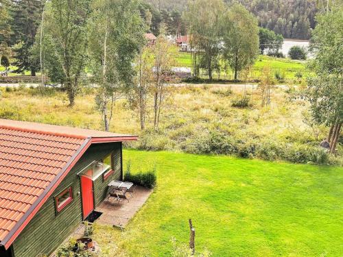 uma vista aérea de uma casa com um pátio verde em 3 person holiday home in HEN N em Henån