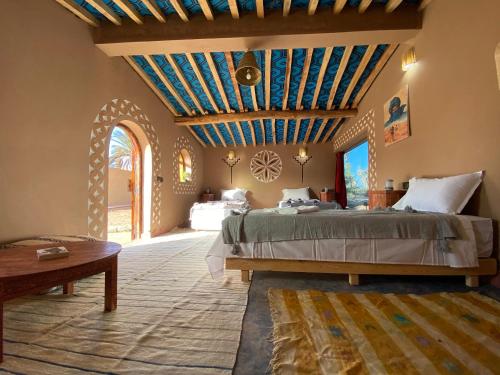 Un pat sau paturi într-o cameră la Camp Auberge Sahara Marokko