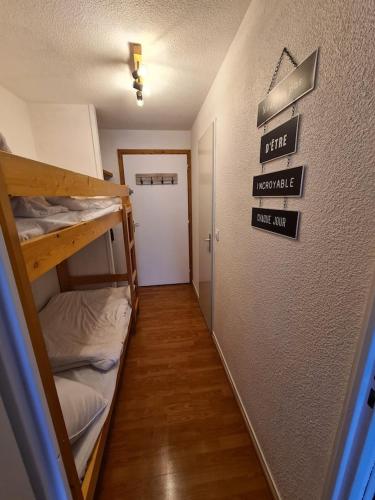 - un couloir avec 2 lits superposés dans une chambre dans l'établissement Studio 4 personnes la plagne, à Aime La Plagne