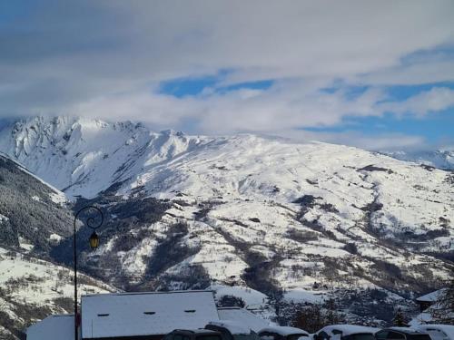 une vue d'une montagne avec de la neige dessus dans l'établissement Studio 4 personnes la plagne, à Aime La Plagne