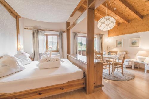 A bed or beds in a room at Alpenhotel DAS KÜREN