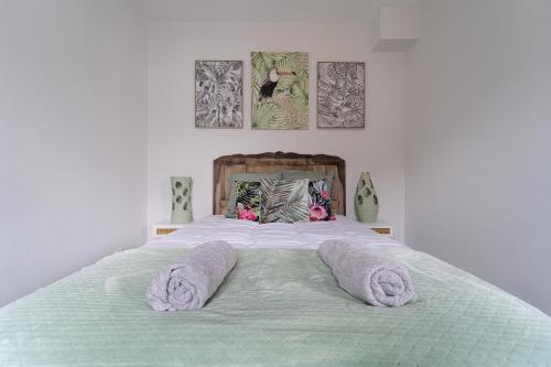 阿貢當日的住宿－La Balastiere Metz Luxembourg Wifi Un-Séjour-à-Part，一间卧室配有一张床,上面有两条毛巾