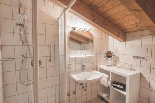 A bathroom at Alpenhotel DAS KÜREN