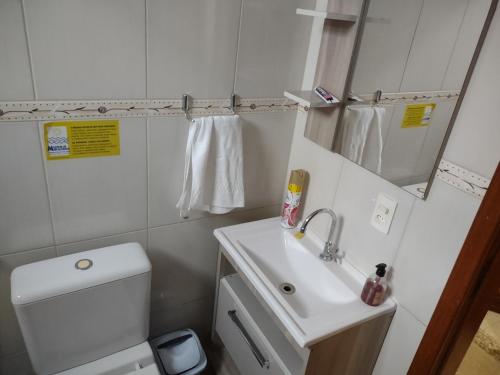 Baño pequeño con lavabo y aseo en Praia De Palmas, apartamento 2 quartos, completo próximo a praia e todo comercio, en Governador Celso Ramos