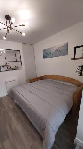 a bedroom with a large bed in a room at Menuires - Appart moderne 5 pers+Parking couvert in Les Menuires