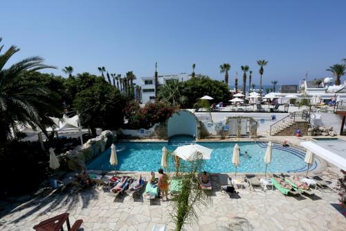 Blick auf den Pool im Resort in der Unterkunft Dionysos Central in Paphos City