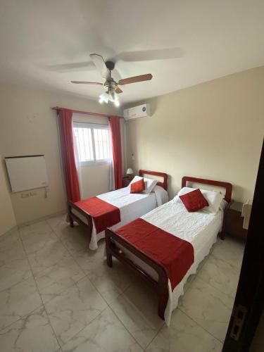 1 dormitorio con 2 camas y ventilador de techo en Departamento Urquiza en Salta