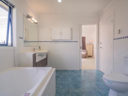 Salle de bains dans l'établissement Manaia Magic - Tairua Holiday Home