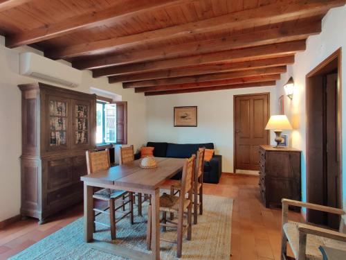 a dining room with a table and a couch at Quinta das Arribas in Abrantes