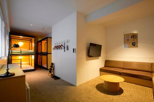 TV a/nebo společenská místnost v ubytování Kamon Hotel Namba