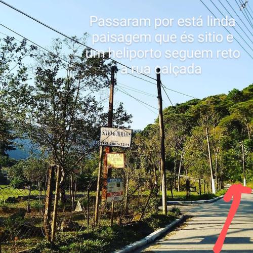 a sign on the side of a road at SUITES E CHALES PRIVADOS Rock's&Rose's home in Camburi