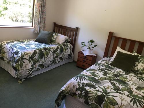 a bedroom with two beds and a window at Baton Country Escape in Thorpe
