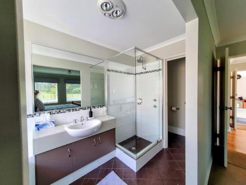 W łazience znajduje się umywalka i przeszklony prysznic. w obiekcie Hideaway By the Bay w mieście Busselton