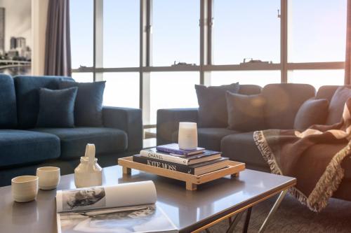 a living room with couches and a coffee table at Meriton Suites Herschel Street, Brisbane in Brisbane