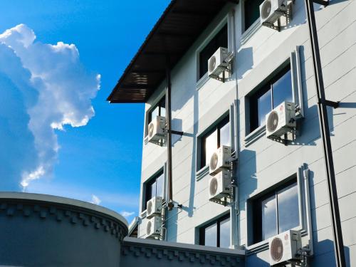 ラムパーンにあるAIRBEST Gemtree Lampang Hotelの横にエアコンが付いている建物