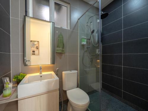 een badkamer met een toilet, een wastafel en een douche bij Seaview condo near RF Mall, Food Court & Free Netflix in Johor Bahru