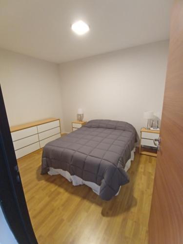 een slaapkamer met een bed in een witte kamer bij Vittoria in Victoria