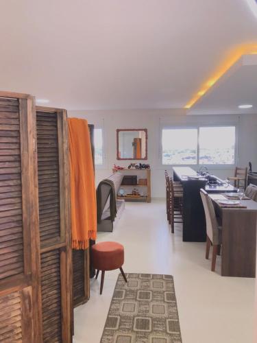a living room with a kitchen and a dining room at RESIDENCIAL Montevidéu 805 in Osório