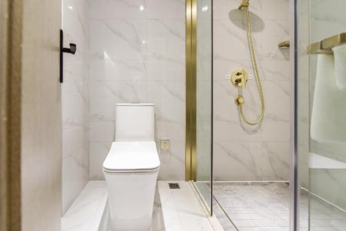 Bilik mandi di Kuanrong Suites Hotel Liangjiang love sea shopping park
