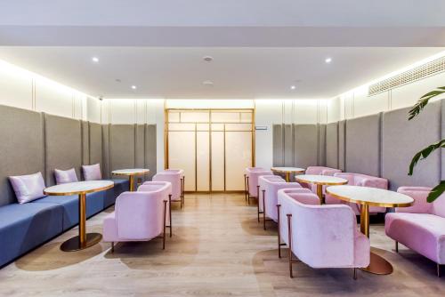 Ruang duduk di Kuanrong Suites Hotel Liangjiang love sea shopping park