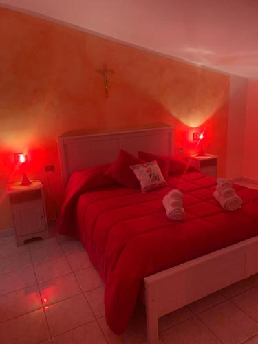 una camera rossa con letto con luci rosse di La favola mia a Venosa
