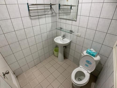 Lazy bone في مدينة هسينشو: حمام صغير مع مرحاض ومغسلة