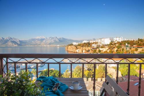 uma varanda com vista para um corpo de água em Mavi Avlu - Old town apartments em Antalya