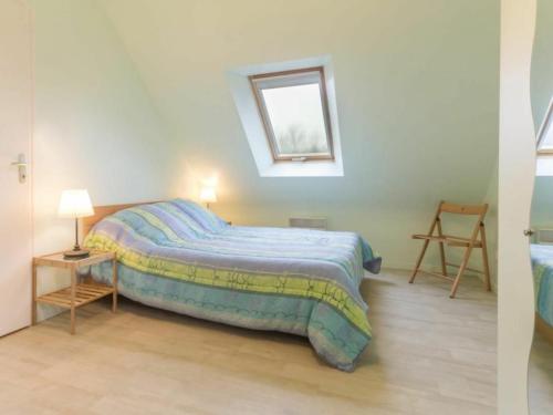 1 dormitorio con cama y ventana en la pared en Gîte Piriac-sur-Mer, 3 pièces, 4 personnes - FR-1-306-857, en Piriac-sur-Mer