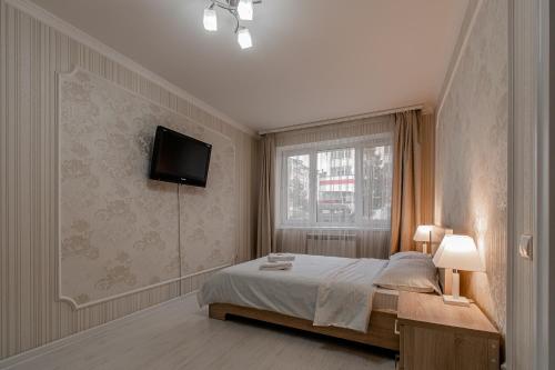 チェボクサルにあるApartment on Ivana Franko 7のベッドルーム1室(ベッド1台、壁掛けテレビ付)
