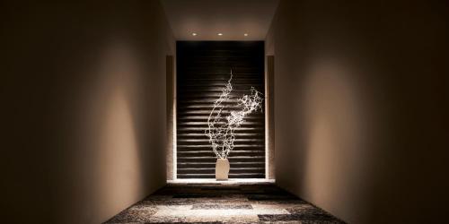 a window with a vase with a flower in it at 2021年10月26日開業 枳殻邸別館 KIKOKUTEI Bekkan 26th October 2021 OPEN in Kyoto