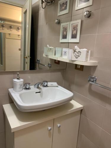 une salle de bain avec un lavabo et un miroir dans l'établissement Casa di Valentina, à Breuil-Cervinia
