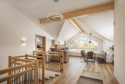 cocina y sala de estar con techo abovedado en Deluxe Appartement Blasbichlerhof en Ramsau am Dachstein