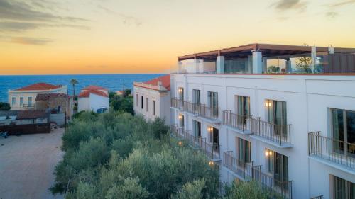 uma vista para um edifício com o oceano ao fundo em Halepa Hotel em Chania Town