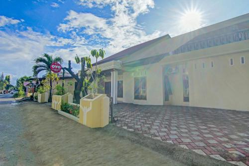 a building with a stop sign in front of it at Capital O 90643 Suri Guest House Syariah in Padang