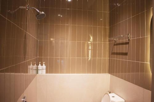 a bathroom with a shower and a toilet at Villa Ellena By The Villas 100 in Paragajen