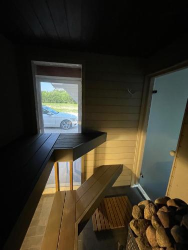a small room with a bench and a window at Sauna ja nelja magamistoaga Kasemäe puhketalu in Tealama