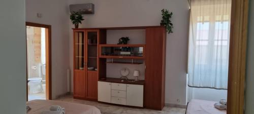 Cette chambre comprend une armoire avec un miroir. dans l'établissement Casolare del Toscano Country Rooms, à Caltagirone
