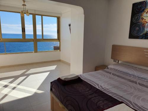 贝尼多姆Principado Marina的一间带床的卧室，可欣赏海景