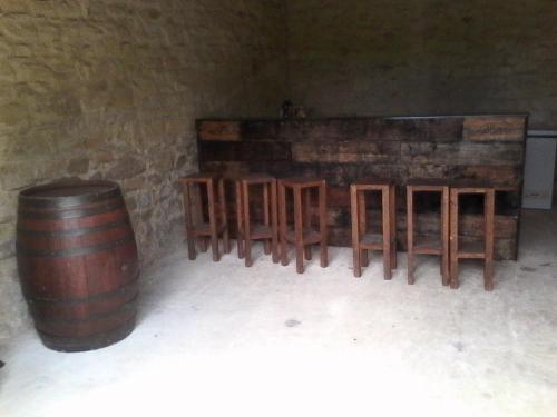a room with a barrel and a row of stools at Magione Broccoli in Candelara