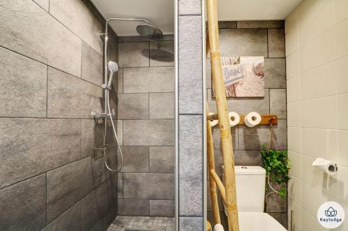 La salle de bains est pourvue d'une douche et de toilettes. dans l'établissement T2 - Le Céladon - 3 étoiles - proche centre Saint-Denis, à Saint-Denis