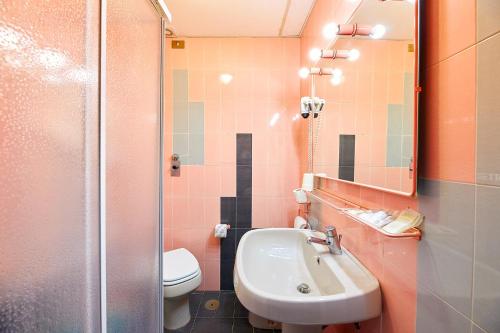 bagno con lavandino, servizi igienici e specchio di Hotel Club Clorinda nuova gestione 2024 a Paestum