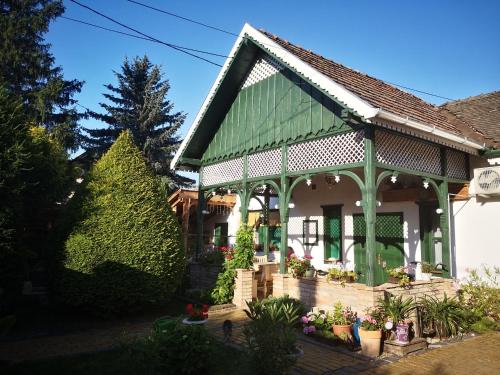 a house with a green roof at Veranda Vendégház in Kismaros