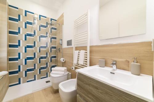 uma casa de banho com um WC branco e um lavatório. em La Maison du Grand Tour em Cava deʼ Tirreni