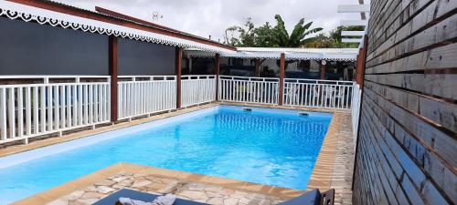 Bazén v ubytování Appartement élégant à Sainte-Marie, jacuzzi, 76 m² nebo v jeho okolí