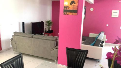 TV a/nebo společenská místnost v ubytování Appartement élégant à Sainte-Marie, jacuzzi, 76 m²