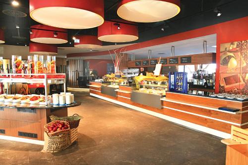 a bakery with a counter with a lot of food at Hotel am Rüssel in Kassel