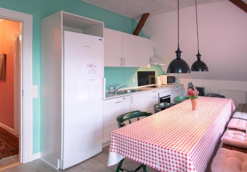 cocina y comedor con mesa y sillas en Louiselund Bed & Breakfast, en Haderslev