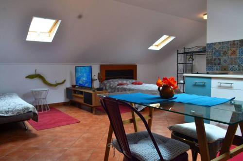un soggiorno con un tavolo e una camera da letto di Lazy Lizard Studio a Seixal