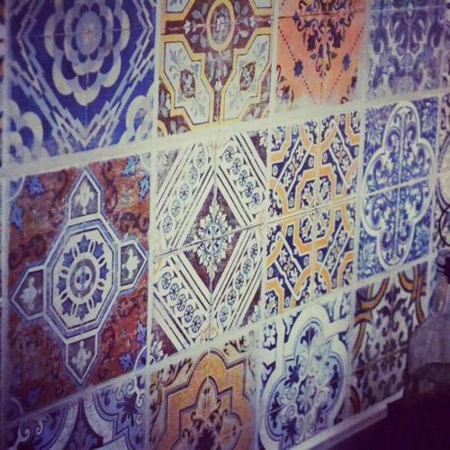 a wall with blue and white tiles on it at Lazy Lizard Studio in Seixal