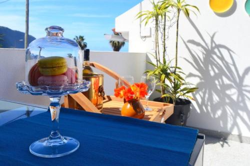 un piatto di vetro su un tavolo blu con una bevanda di Lazy Lizard Studio a Seixal